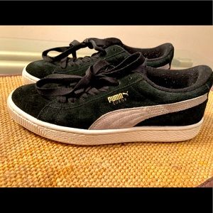 Puma Women’s size 6 blue suede track shoe